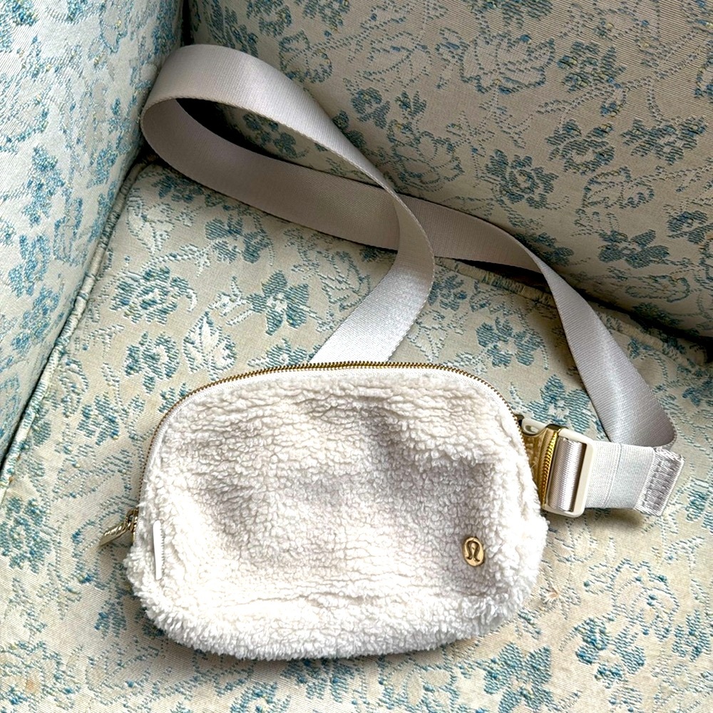 Lululemon Everywhere Belt Bag